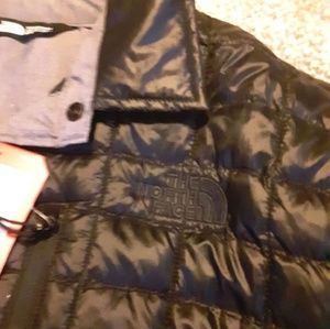A mens size medium northface light weight jacket.